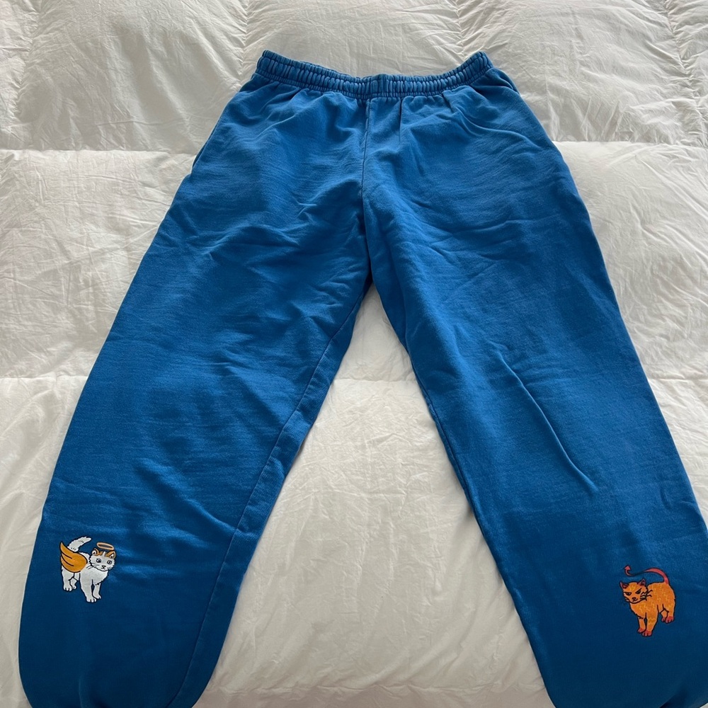 Emma Chamberlain sweatpants